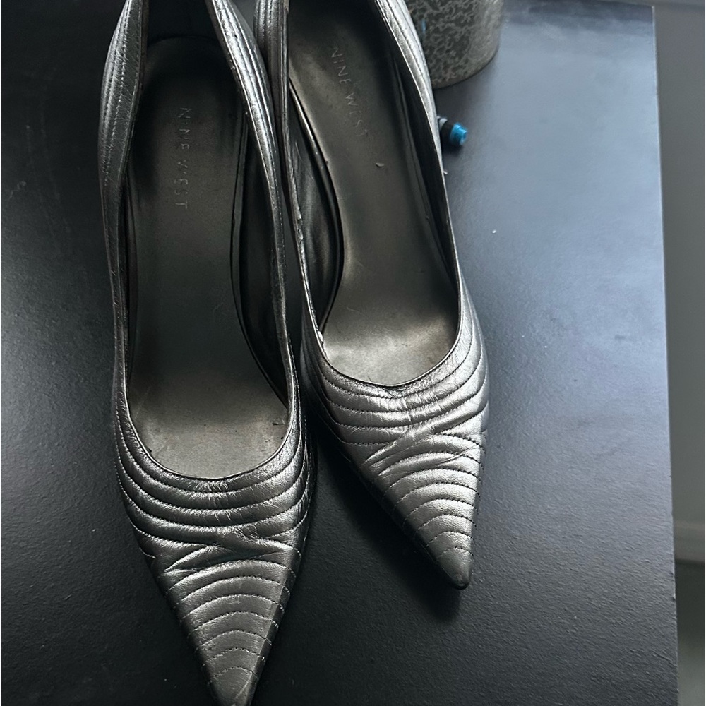 Beautiful Nine West silver 3 inch heels in 7.5 sexy and classy pumps.